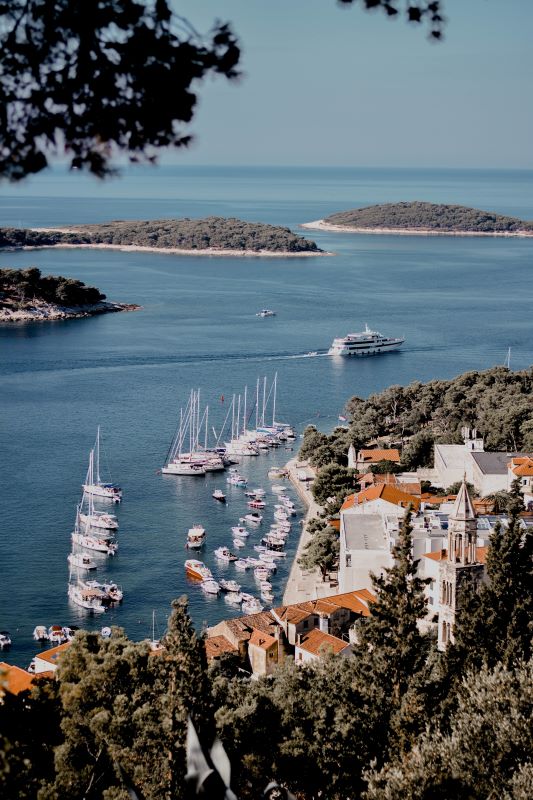 Pogled na more i brodove na Hvaru