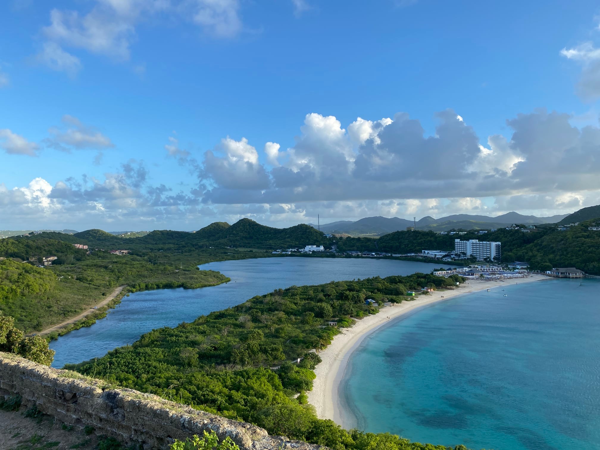 Pogled na hotel u daljini
