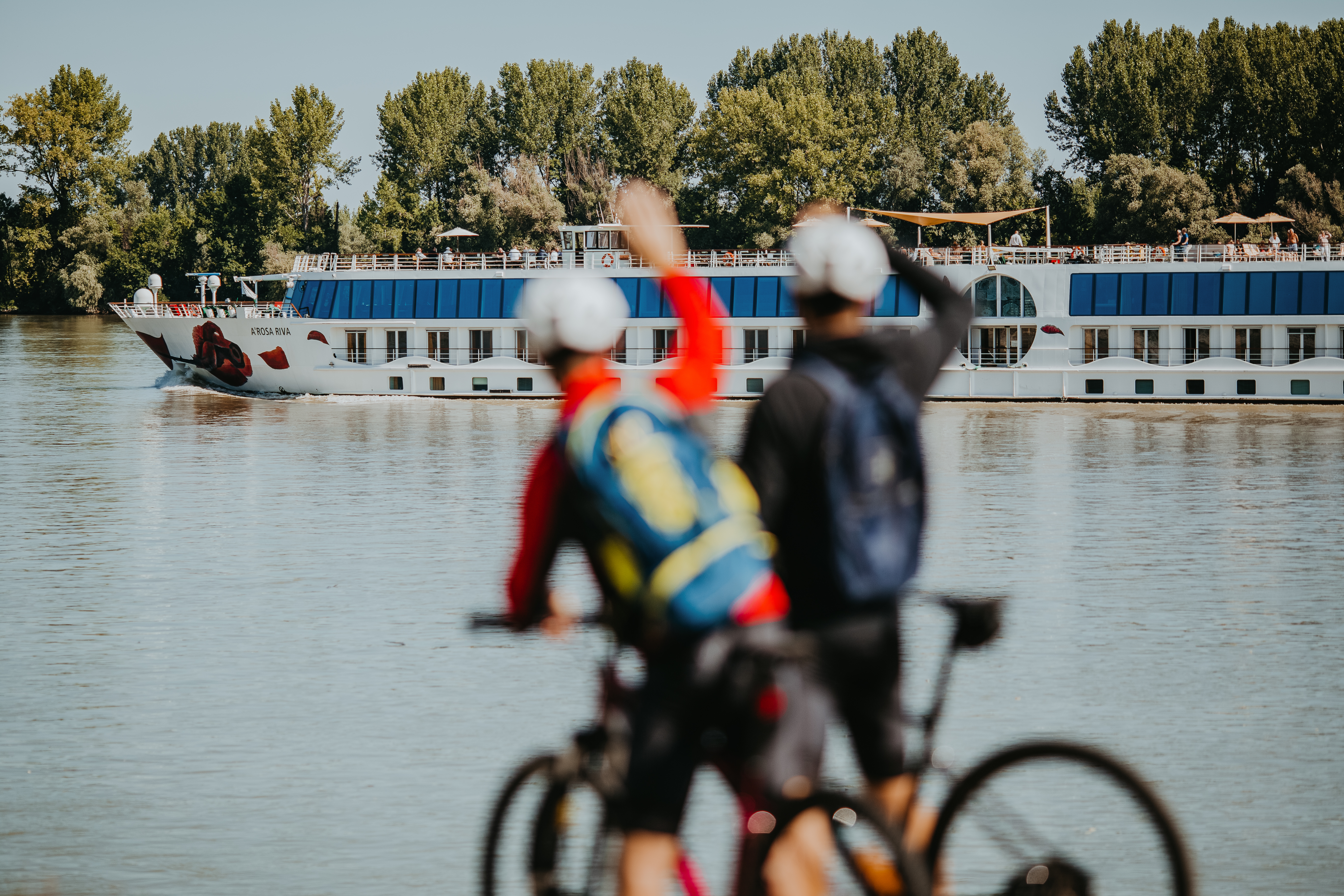 Biciklisti mašu kruzeru