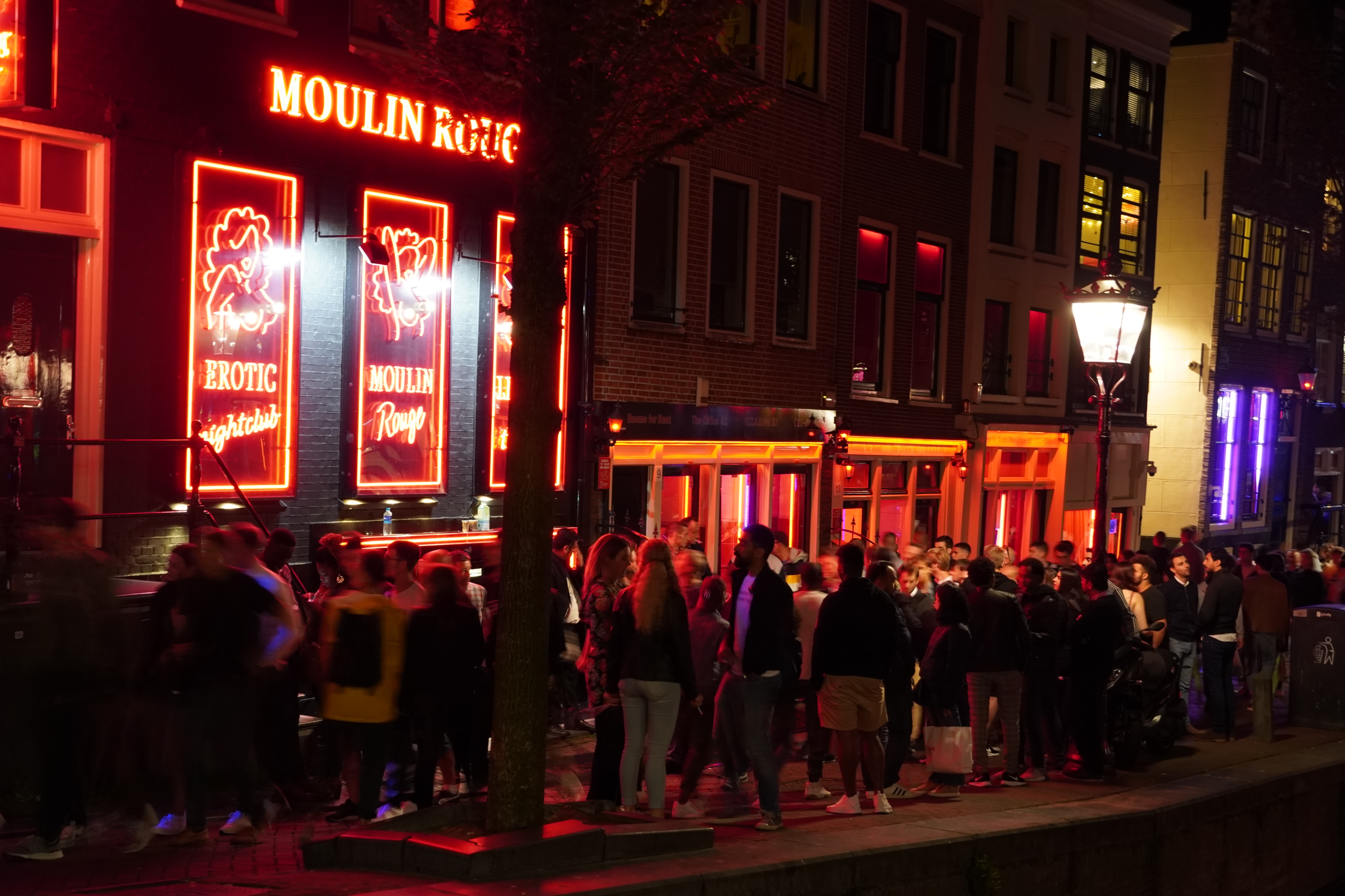 Ljudi ispred kluba u četvrti Red Light District