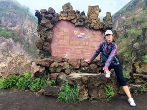 žena pred znakom, Mt. Batur