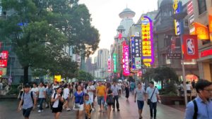 ljudi hodaju ulicom u kini