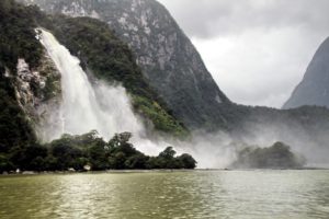 veliki slap iznad mora