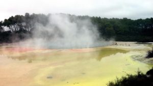 jezero iznad kojeg je magla