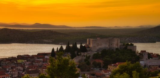 Pogled na tvrđavu i grad Šibenik
