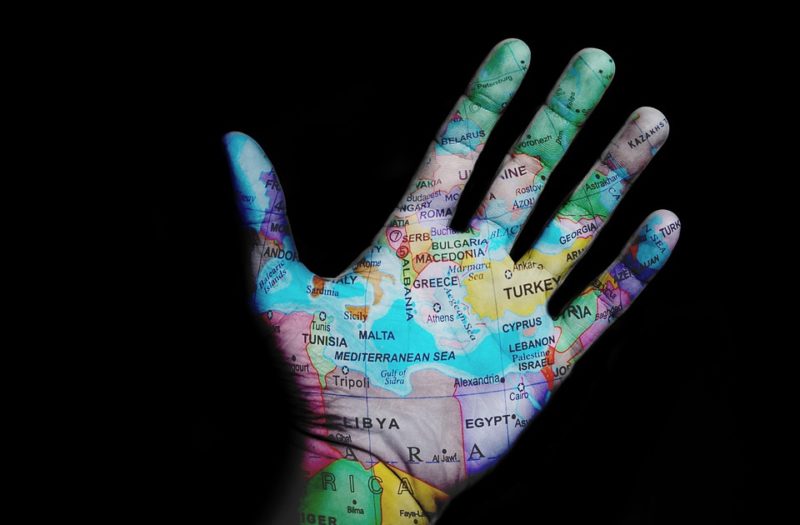 ruka s mapom nacrtanom