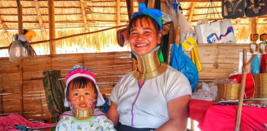 long neck village, žene s prstenovima