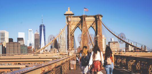Turistkinje na Brooklyn Bridgeu u New Yorku