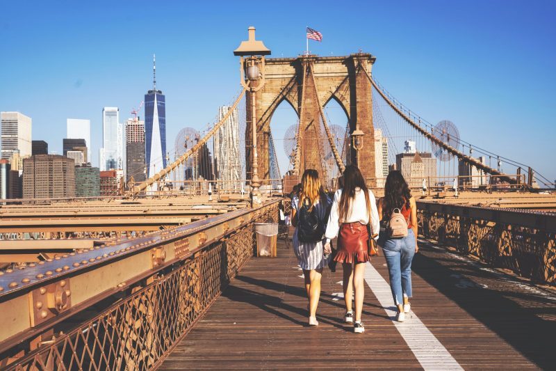 Turistkinje na Brooklyn Bridgeu u New Yorku