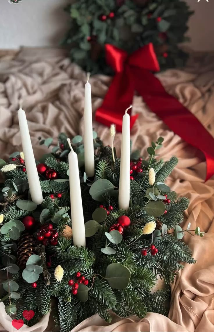 Adventski vijenac s bijelim svijećama