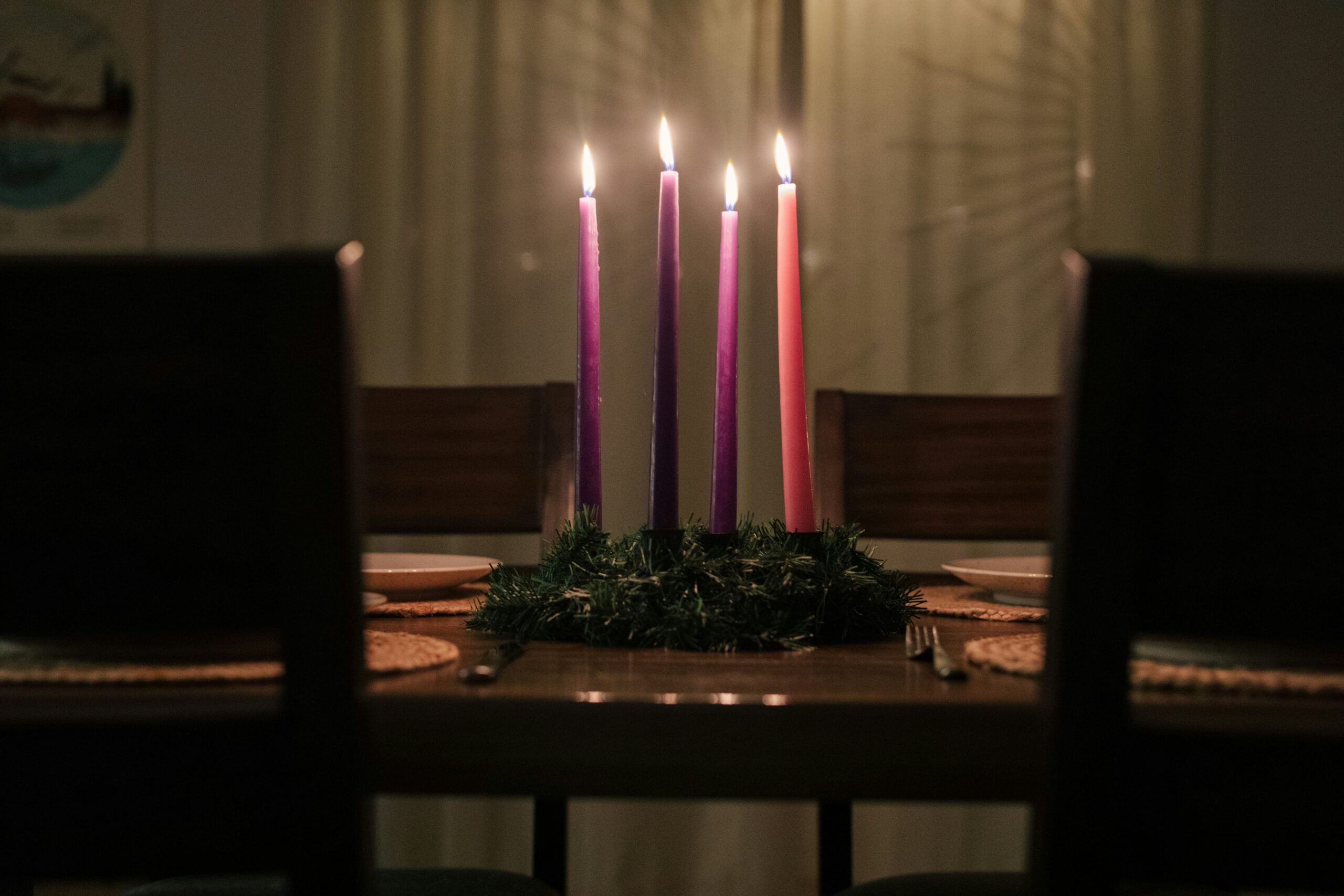 Adventski vijenac s tri ljubičaste svijeće i jednom ružičastom
