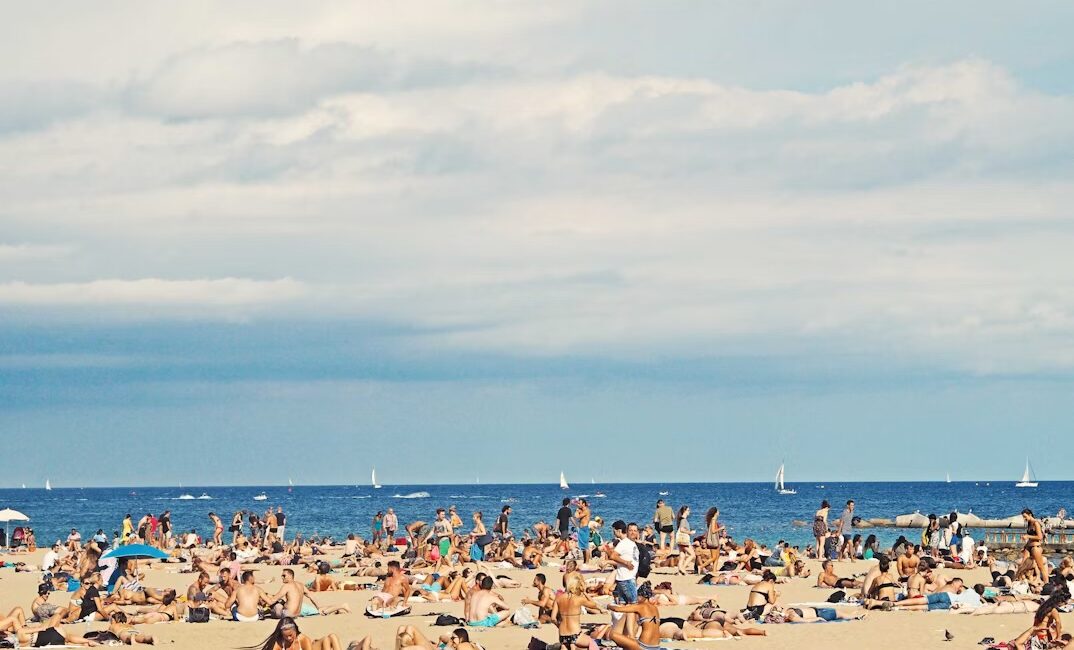 Ljudi na plaži u Barceloni