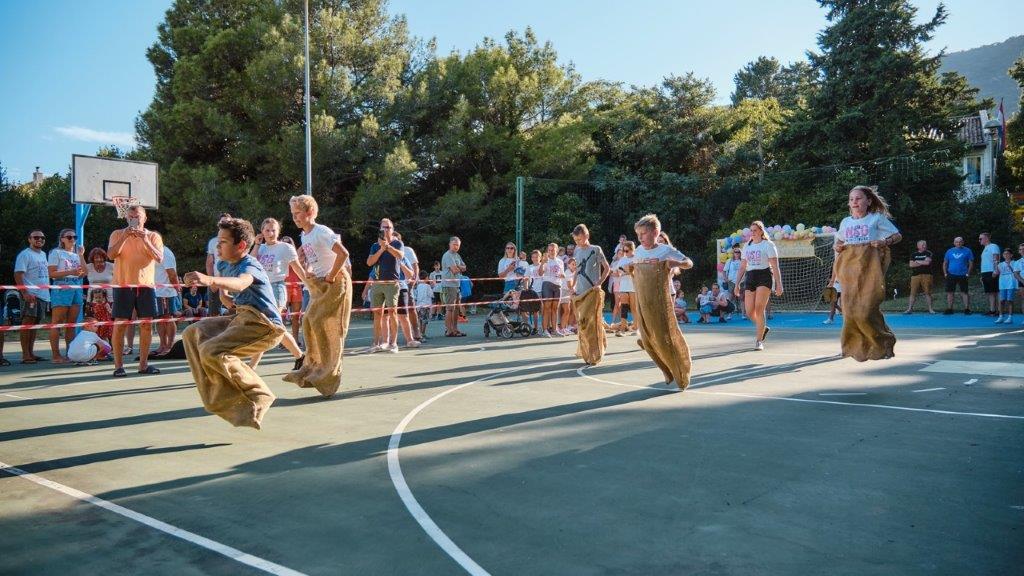 Djeca sudjeluju u raznim igrama