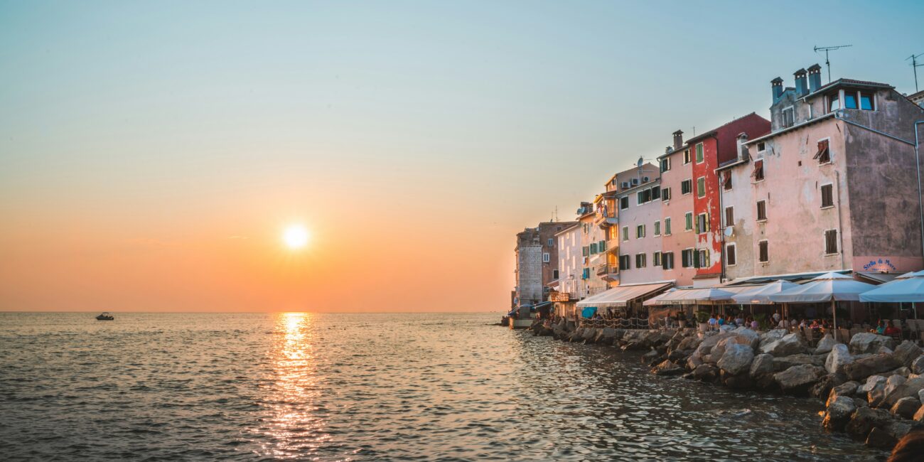 Pogled na Rovinj uz zalazak sunca