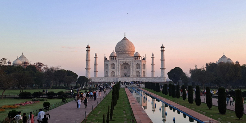 Taj Mahal u zoru