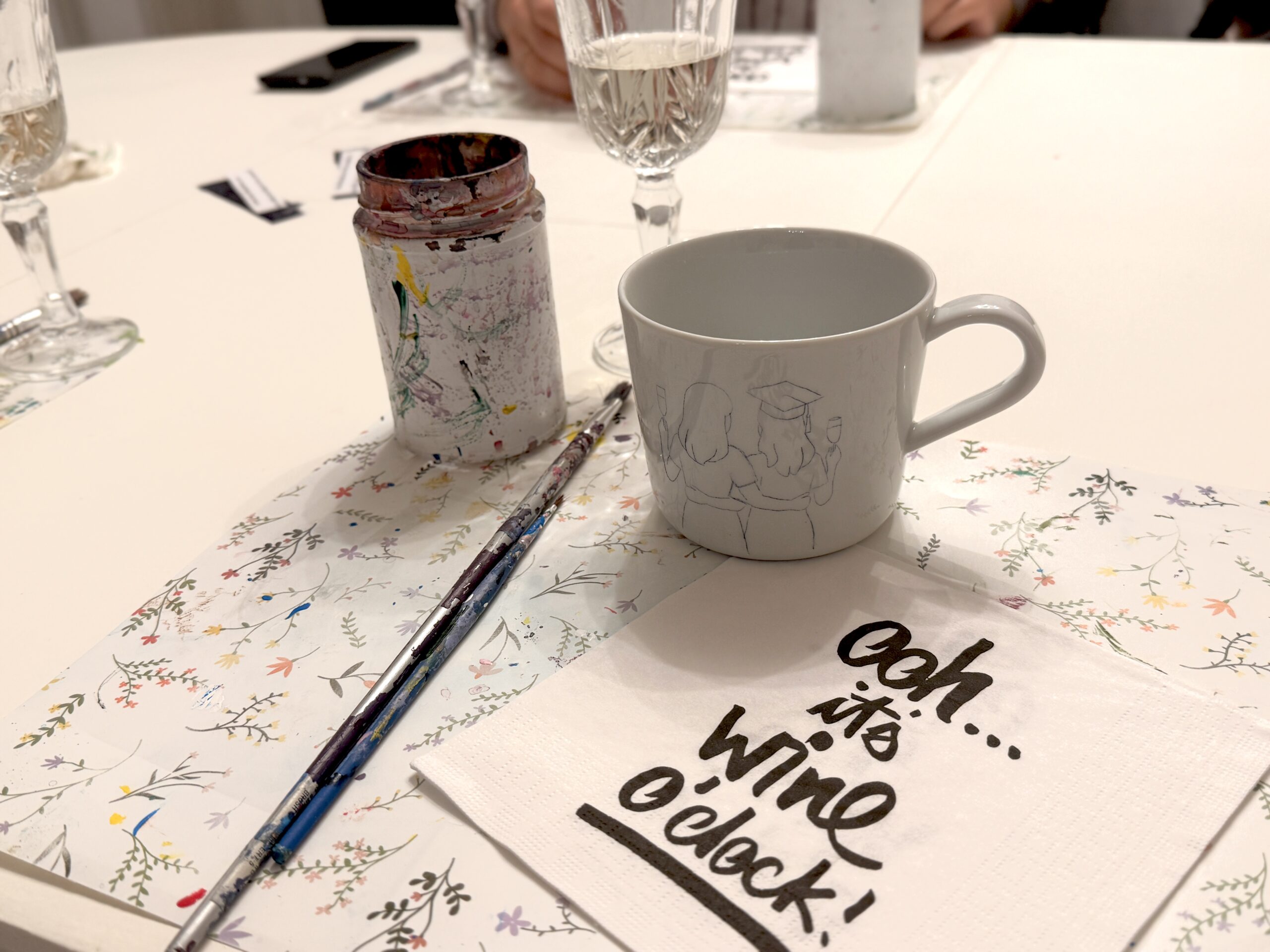 Skica na emajliranoj šalici