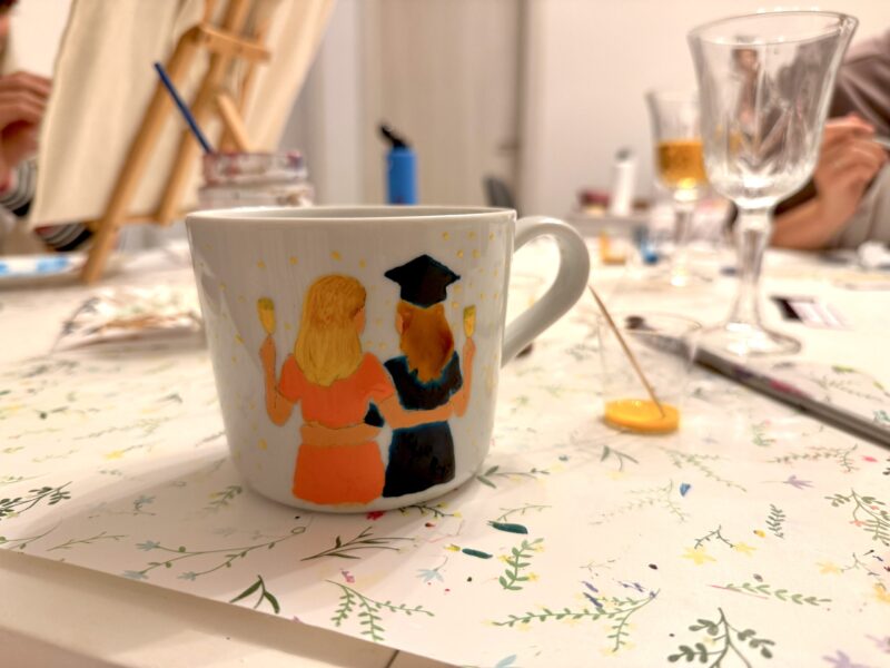 Oslikana emajlirana šalica