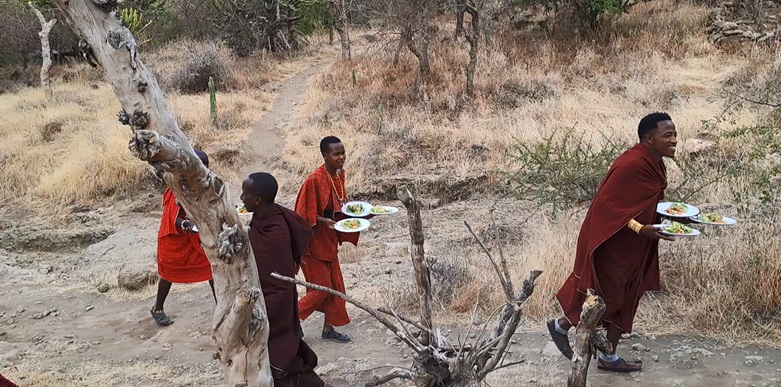 Muškarci poslužuju ručak
