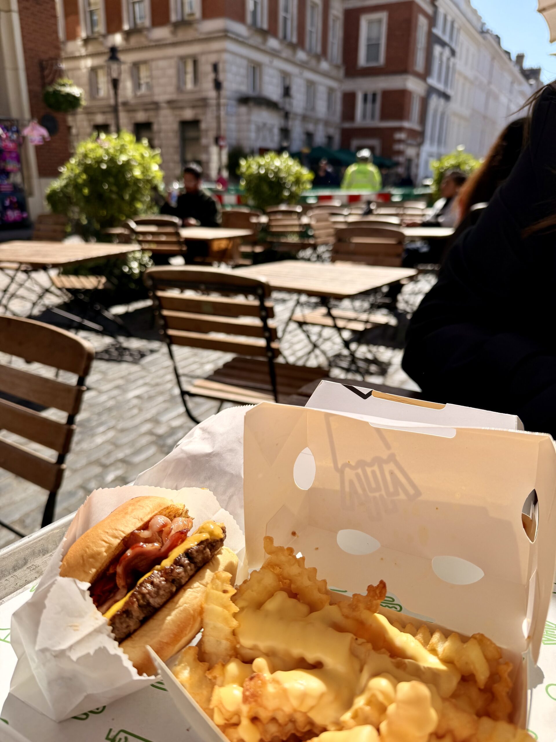 Burger i krumpirići u Shake Shacku