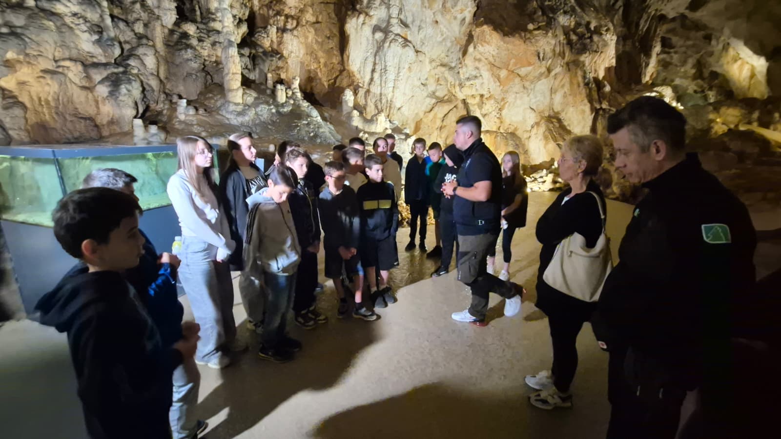 Matej Tolić s posjetiteljima Cerovačkih špilja