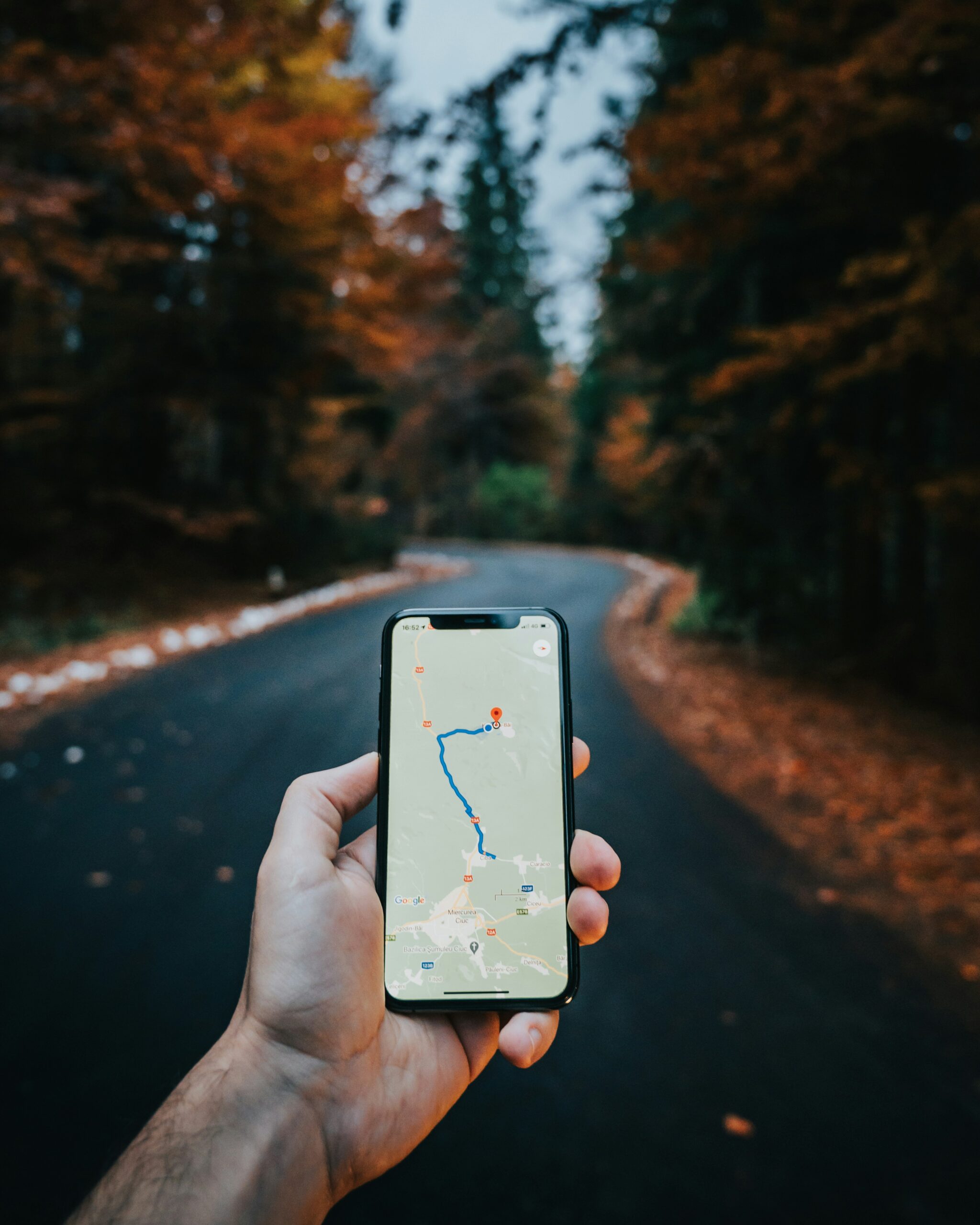 Čovjek drži mobitel na kojem je upaljen Google Maps