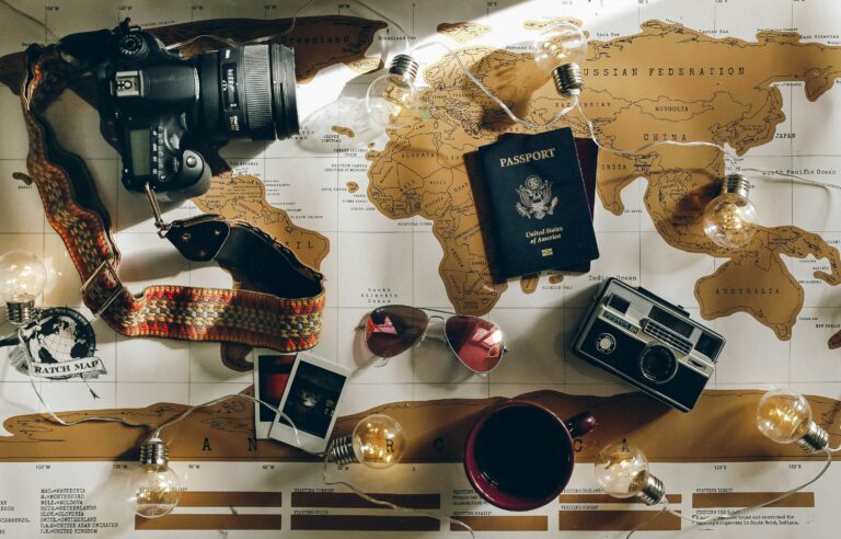 Planiranje putovanja: karta, putovnice, fotoaparat, fotografije
