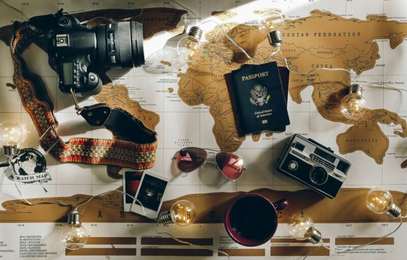 Planiranje putovanja: karta, putovnice, fotoaparat, fotografije